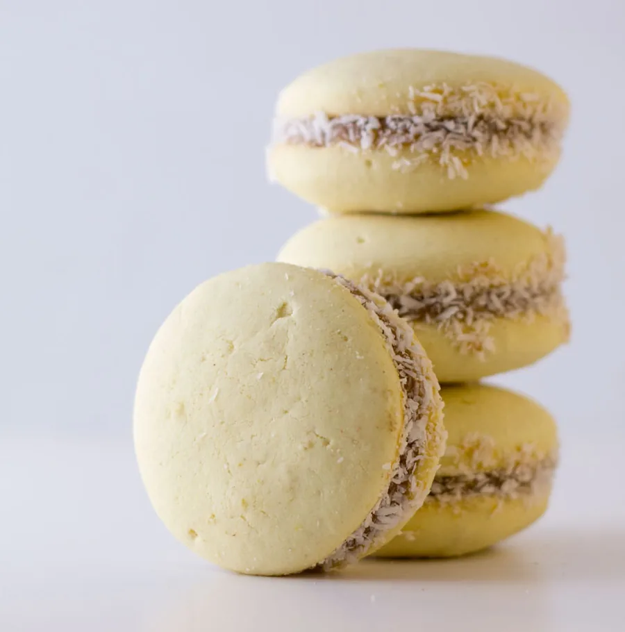 Alfajores de maicena rellenos con manjar y coco rallado