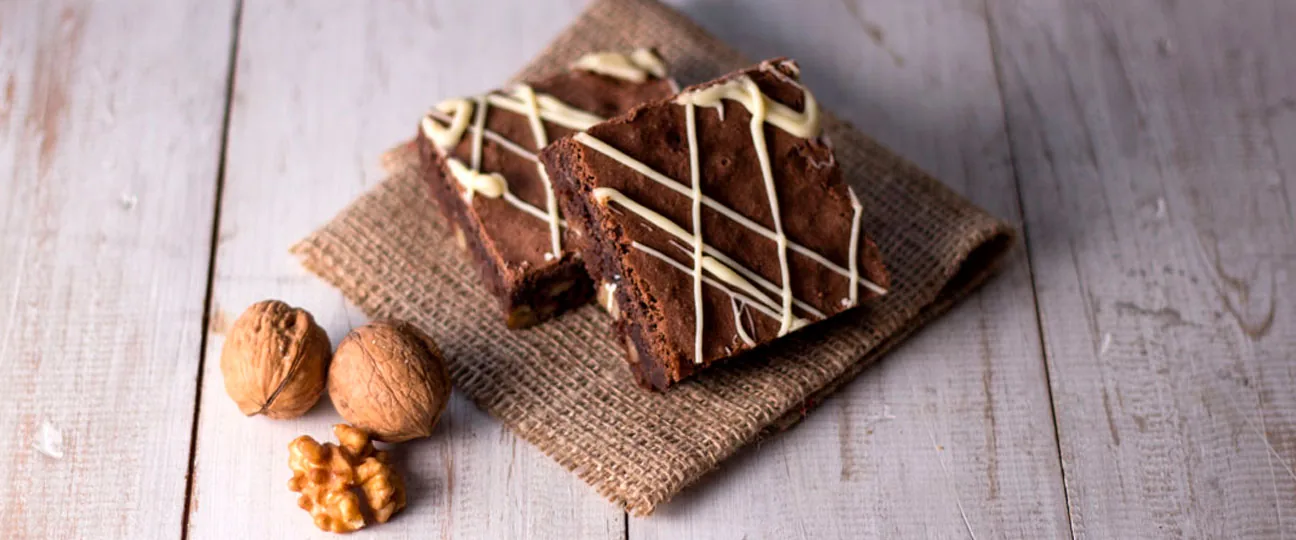 Brownies con nueces y chocolate blanco sobre un paño de yute